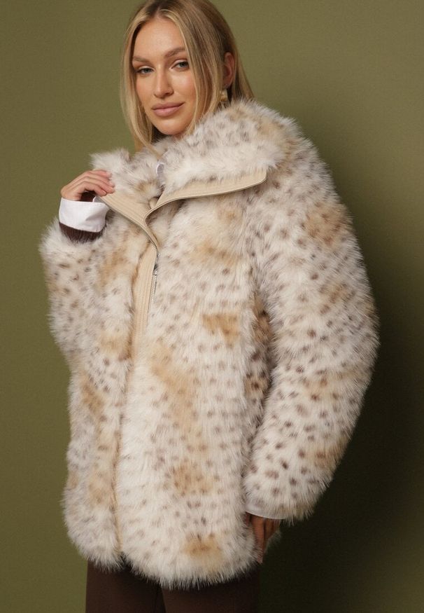 Born2be - Beżowa Kurtka Futerko na Suwak z Szerokim Kołnierzem Plinne. Okazja: do pracy, na co dzień, na spotkanie biznesowe. Typ kołnierza: golf. Kolor: beżowy. Materiał: futro. Styl: klasyczny, casual, elegancki, biznesowy