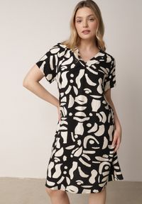 Born2be - Czarna Pudełkowa Sukienka z Wiskozy z Dekoltem w Serek w Abstrakcyjny Wzór Cresom. Okazja: na co dzień. Typ kołnierza: dekolt w serek. Kolekcja: plus size. Kolor: czarny. Materiał: wiskoza. Sezon: lato. Typ sukienki: proste, dla puszystych. Styl: casual #1