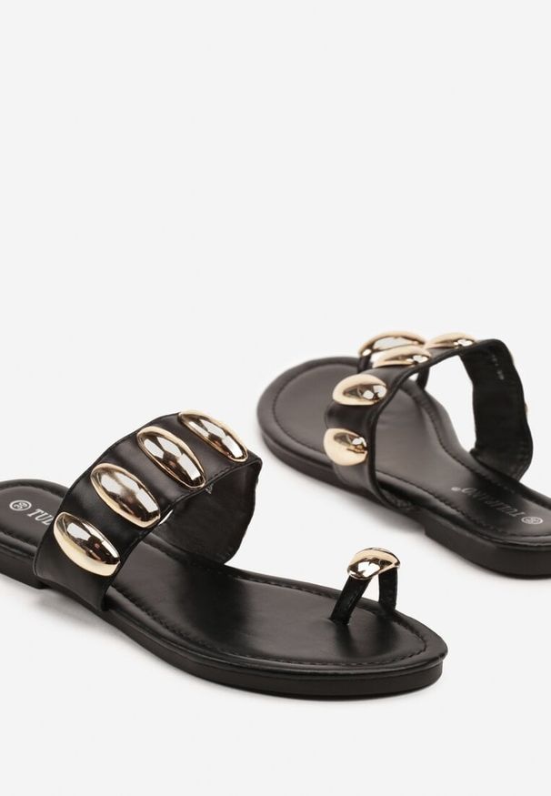 Renee - Czarne Klapki Typu Japonki Ozdobione Metalową Aplikacją Peveline. Okazja: na plażę. Kolor: czarny. Wzór: aplikacja. Sezon: lato. Styl: elegancki