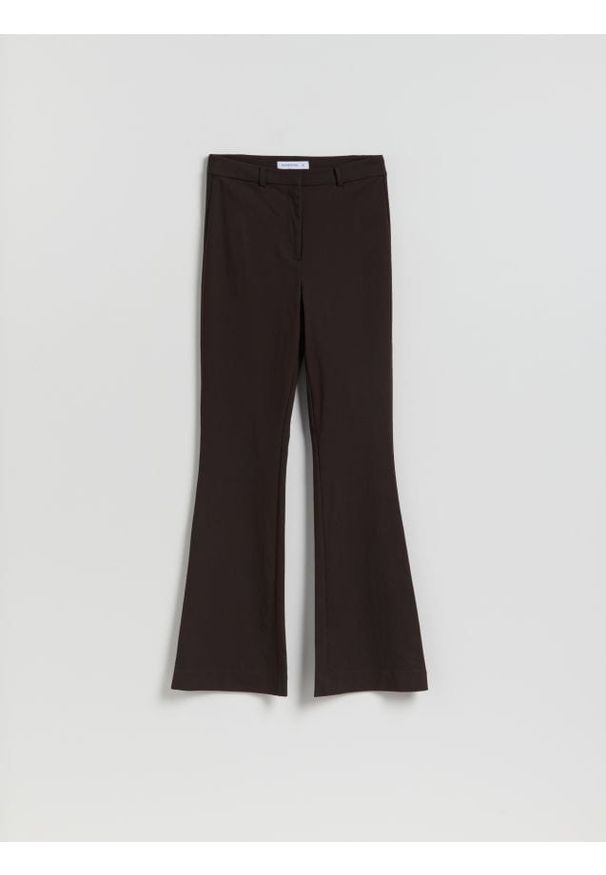 Reserved - Spodnie flare z wiskozą - ciemnobrązowy. Kolor: brązowy. Materiał: wiskoza