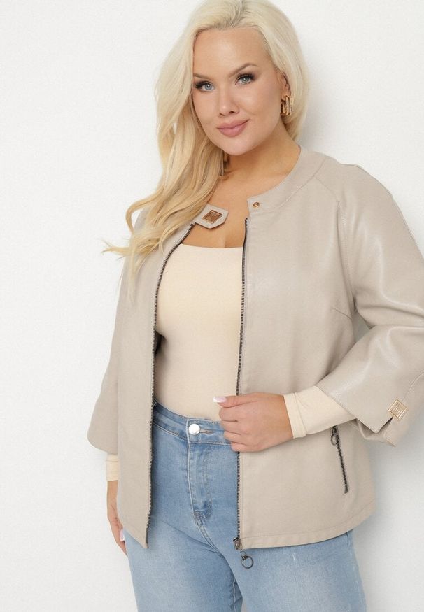 Born2be - Beżowa Gładka Kurtka Ramoneska z Rękawem 3/4 Mirseli. Okazja: na co dzień. Kolor: beżowy. Materiał: jeans. Wzór: gładki. Styl: klasyczny, casual, elegancki