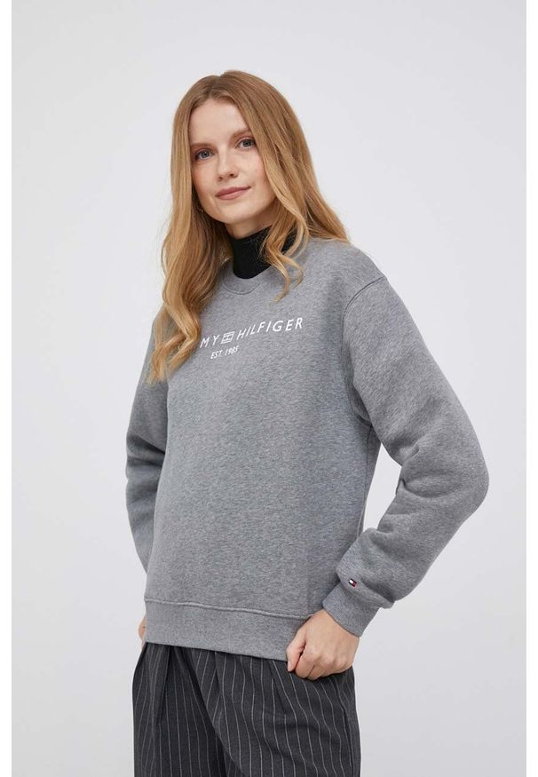 TOMMY HILFIGER - Tommy Hilfiger bluza damska kolor szary. Kolor: szary. Materiał: bawełna. Wzór: nadruk. Styl: klasyczny