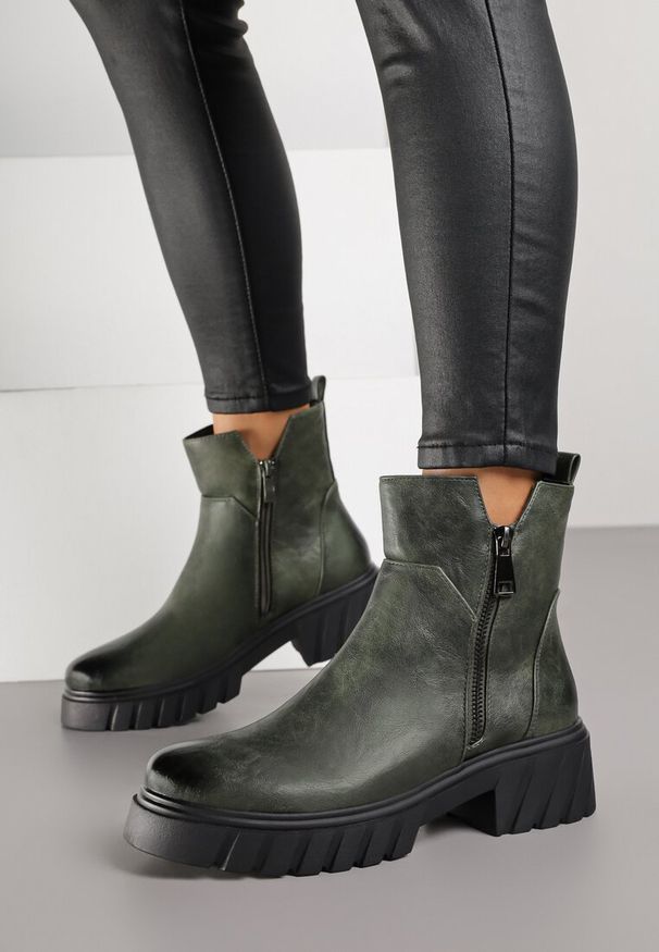 Renee - Zielone Botki do Kostki z Suwakiem na Grubej Podeszwie z Tłoczeniami Redvira. Kolor: zielony. Materiał: satyna, skóra, jeans. Styl: elegancki