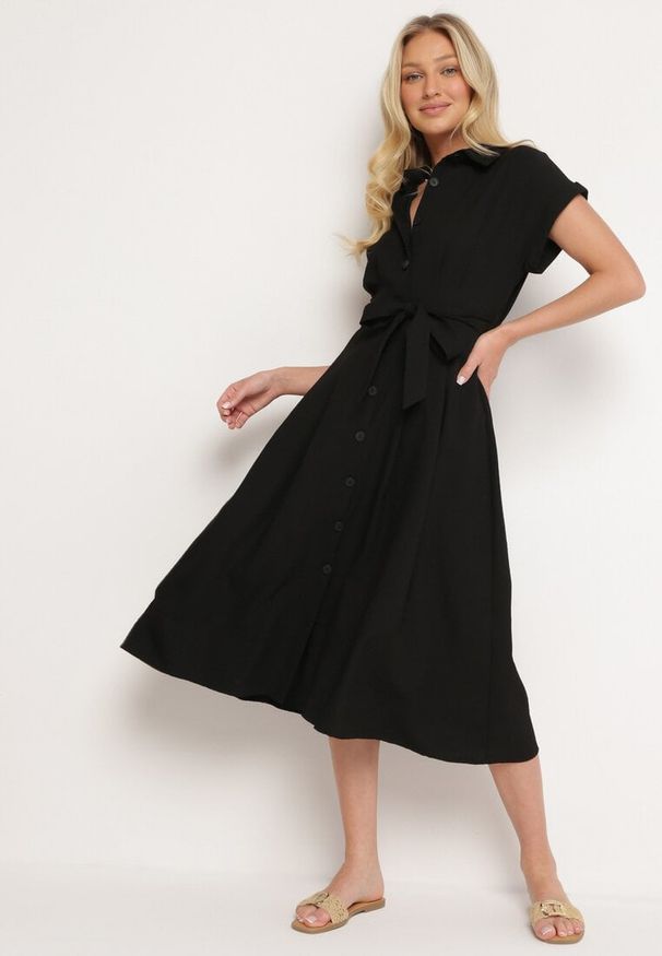 Born2be - Czarna Koszulowa Sukienka Zapinana na Guziki z Materiałowym Paskiem Moaxel. Kolor: czarny. Materiał: materiał. Długość rękawa: krótki rękaw. Typ sukienki: koszulowe. Styl: elegancki