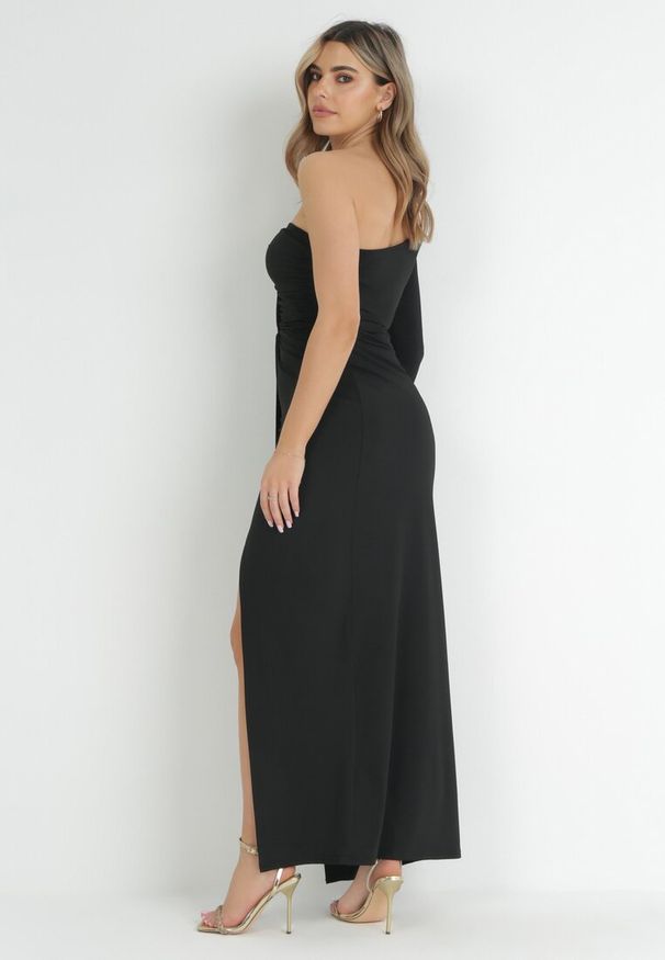 Born2be - Czarna Kopertowa Sukienka Maxi na Jedno Ramię z Marszczeniami Analaura. Okazja: na imprezę. Kolor: czarny. Materiał: wiskoza. Typ sukienki: kopertowe. Styl: elegancki. Długość: maxi