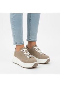 Sneakersy damskie Filippo, cholewka z naturalnej skóry zamszowej z klasycznym sznurowaniem i subtelnymi przeszyciami, masywna platforma o płynnej lin. Okazja: na spacer, na co dzień. Zapięcie: sznurówki. Kolor: beżowy. Materiał: zamsz, skóra. Szerokość cholewki: normalna. Sezon: wiosna, jesień, lato. Obcas: na platformie. Styl: klasyczny #1