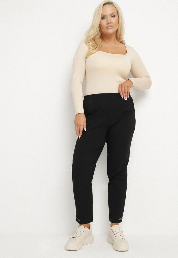 Born2be - Czarne Spodnie z Wiskozą z Gumką w Talii i Aplikacjami przy Nogawkach Stellorie. Okazja: na co dzień. Kolekcja: plus size. Kolor: czarny. Materiał: wiskoza. Wzór: aplikacja. Styl: elegancki, casual
