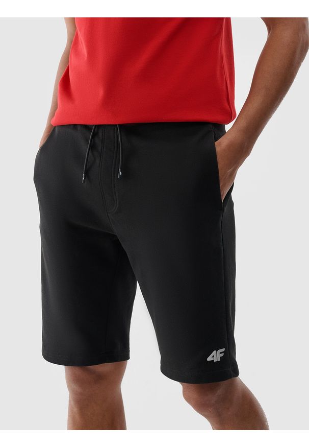 4f - 4F Spodenki casual męskie - czarne L. Okazja: na co dzień. Kolor: czarny. Materiał: dzianina, dresówka, poliester, materiał, bawełna. Długość: krótkie. Wzór: gładki, ze splotem. Styl: casual