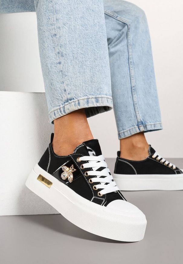 Renee - Czarne Trampki na Platformie z Biżuteryjną Aplikacją Gonessa. Okazja: na co dzień. Kolor: czarny. Materiał: jeans. Wzór: aplikacja. Obcas: na platformie. Styl: klasyczny, casual, elegancki