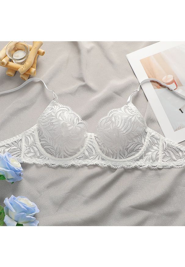 Intica - Komplet bielizny z haftem na romantyczne wieczory Jsandye. Kolor: biały. Materiał: tkanina, materiał. Wzór: haft