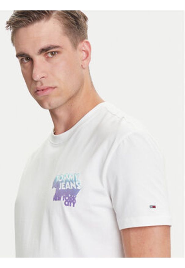 Tommy Jeans T-Shirt Stack Backprint DM0DM21589 Biały Regular Fit. Kolor: biały. Materiał: bawełna