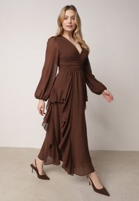 Born2be - Brązowa Romantyczna Sukienka Koktajlowa z Falbanami i Marszczeniem w Pasie Aranilla. Typ kołnierza: kołnierz z falbankami. Kolor: brązowy. Materiał: materiał, tkanina. Wzór: aplikacja, gładki. Typ sukienki: rozkloszowane. Styl: wizytowy #2