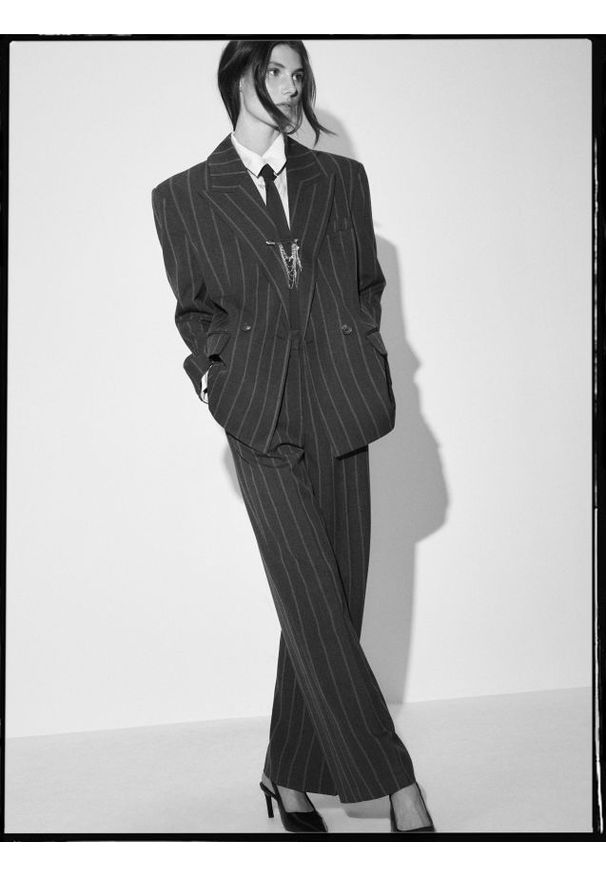 Reserved - Spodnie z kantem - ciemnoszary. Kolor: szary. Materiał: wiskoza, tkanina