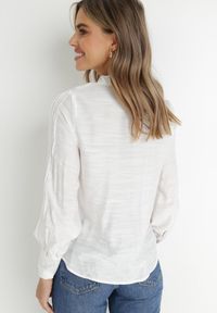 Born2be - Biała Bluzka Ażurowa z Falbanką Lalolea. Kolor: biały. Materiał: wiskoza, tkanina. Wzór: ażurowy. Styl: boho #6