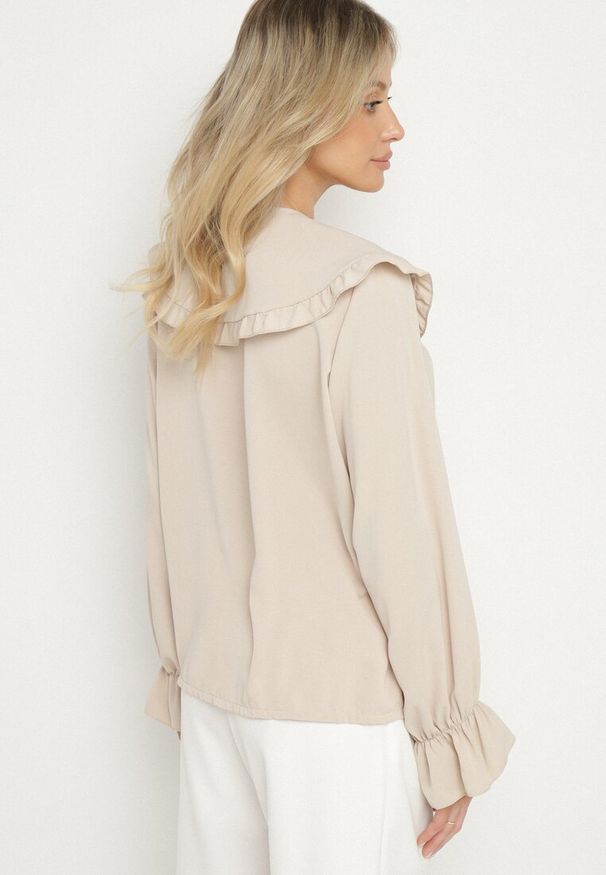 Born2be - Beżowa Koszula z Ozdobnym Kołnierzykiem i Falbankami Emilarae. Okazja: na spotkanie biznesowe, na co dzień. Typ kołnierza: kołnierz z falbankami. Kolor: beżowy. Materiał: jeans. Długość rękawa: długi rękaw. Długość: długie. Styl: elegancki, casual, biznesowy