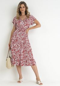 Born2be - Czerwona Bawełniana Sukienka w Kwiatki z Gumką w Talii i Guzikami Ronalika. Okazja: na co dzień. Typ kołnierza: dekolt w serek. Kolor: czerwony. Materiał: bawełna. Wzór: kwiaty. Typ sukienki: rozkloszowane. Styl: klasyczny, casual, elegancki #3