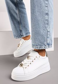 Renee - Biało-Złote Sneakersy na Platformie z Aplikacją w Kształcie Misia Desivia. Zapięcie: sznurówki. Kolor: biały. Materiał: jeans. Wzór: aplikacja. Obcas: na platformie #2