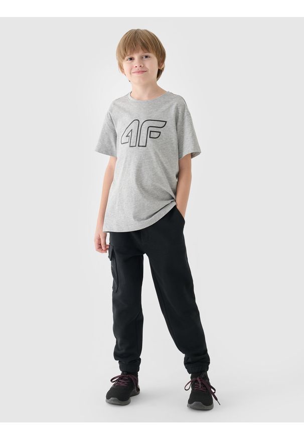 4f - 4F Spodnie dresowe joggery chłopięce - czarne 128 (7-8 lat). Okazja: na co dzień. Kolor: czarny. Materiał: dresówka. Wzór: ze splotem, napisy, gładki. Sezon: lato. Styl: sportowy, casual