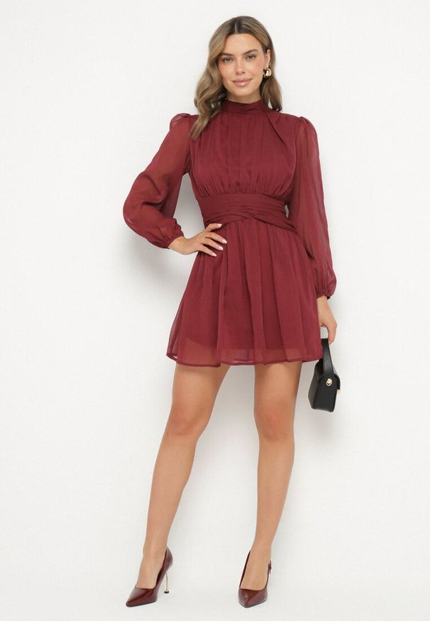 Born2be - Bordowa Sukienka Rozkloszowana ze Stójką Marszczeniami i Transparentnymi Ramionami Belabria. Okazja: na co dzień. Typ kołnierza: kołnierzyk stójkowy. Kolor: czerwony. Styl: casual, klasyczny