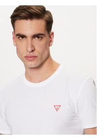 Guess T-Shirt M2YI24 J1314 Biały Slim Fit. Kolor: biały. Materiał: bawełna