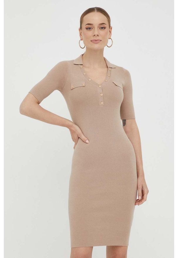 Guess sukienka kolor beżowy mini dopasowana. Kolor: beżowy. Materiał: dzianina. Długość rękawa: krótki rękaw. Wzór: gładki. Typ sukienki: dopasowane. Długość: mini