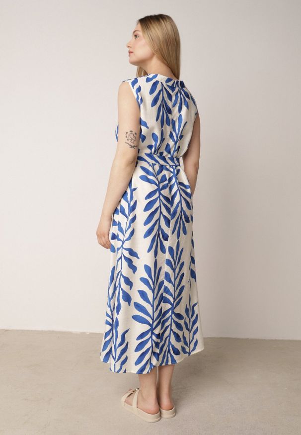 Born2be - Niebieska Pudełkowa Sukienka Wiskozowa Bez Rękawów z Wiązanym Paskiem Fontalin. Okazja: do pracy, na co dzień. Kolor: niebieski. Materiał: wiskoza. Długość rękawa: bez rękawów. Styl: boho, elegancki, casual