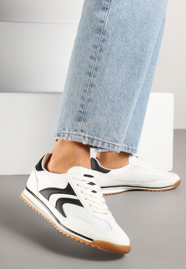 Renee - Białe Sneakersy Tenisówki z Przeszyciami Julioria. Okazja: na co dzień. Kolor: biały. Materiał: jeans, materiał