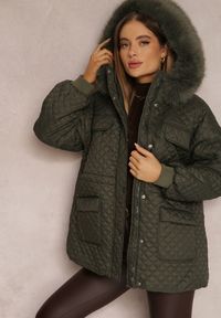 Renee - Ciemnozielona Kurtka z Futrzanym Kapturem i Drobnym Pikowaniem Obtashe. Kolor: zielony. Materiał: futro. Wzór: jednolity. Styl: klasyczny