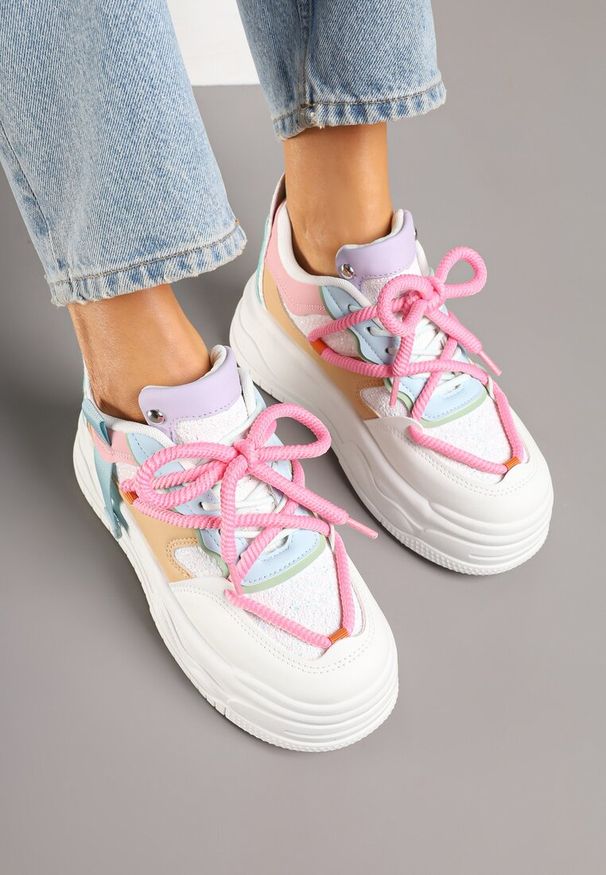 Renee - Biało-Różowe Sneakersy w Streetwearowym Stylu na Tłoczonej Platformie z Brokatem Mailienne. Okazja: na co dzień. Kolor: biały. Szerokość cholewki: normalna. Wzór: aplikacja. Obcas: na platformie