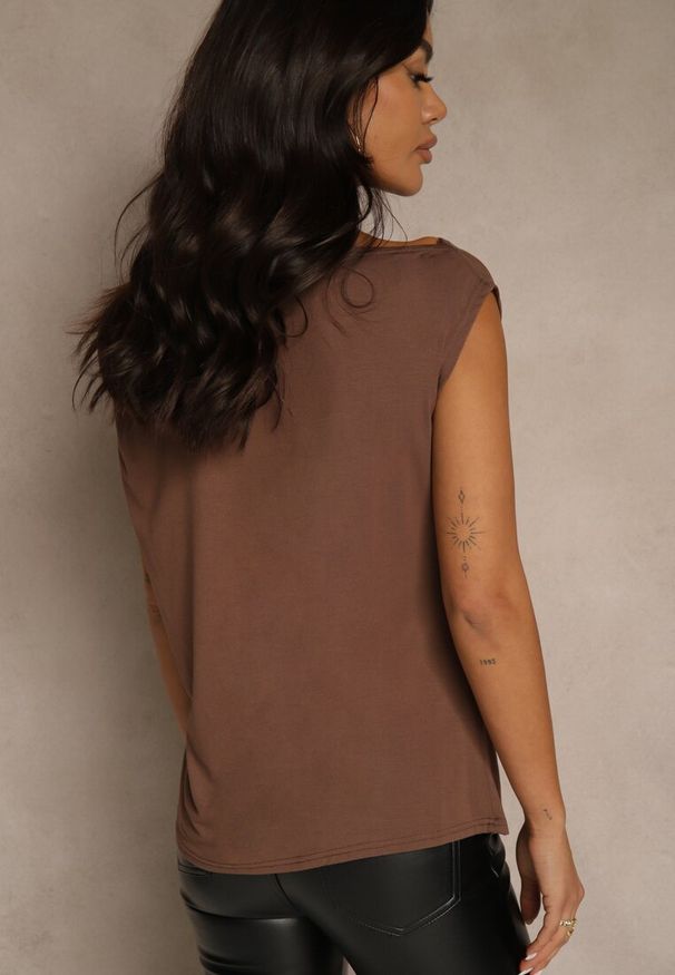 Renee - Brązowy Top z Wiskozy z Lejącym Dekoltem i Aplikacją w Kształcie Słońca Reilena. Kolor: brązowy. Materiał: wiskoza. Wzór: aplikacja