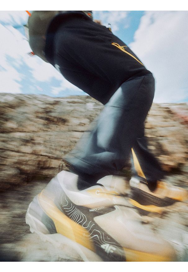 4f - 4F Niskie buty trekkingowe męskie - żółte 43. Wysokość cholewki: przed kostkę. Kolor: żółty. Szerokość cholewki: normalna. Sezon: wiosna, jesień, lato. Sport: turystyka piesza