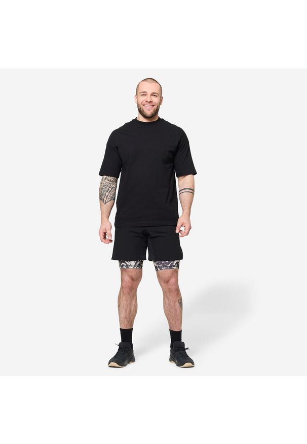 DOMYOS - Spodenki fitness cardio męskie Domyos 2 w 1. Kolor: czarny, biały, wielokolorowy. Materiał: elastan, poliester, materiał. Długość: krótkie. Sport: fitness