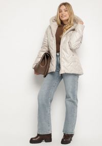 Born2be - Jasnobeżowa Pikowana Kurtka o Prostym Kroju z Kapturem Avilerie. Okazja: na co dzień. Typ kołnierza: kaptur. Kolekcja: plus size. Kolor: beżowy. Materiał: jeans. Styl: casual, elegancki