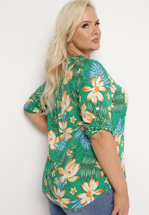Born2be - Zielona Wiskozowa Bluzka w Kwiaty Nireta. Kolor: zielony. Materiał: wiskoza. Wzór: kwiaty