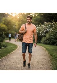Bawełniana, Męska Koszulka (T-Shirt) - Pako Jeans - Brzoskwiniowa. Okazja: na co dzień. Kolor: pomarańczowy. Materiał: poliester, bawełna. Wzór: nadruk. Styl: casual #4