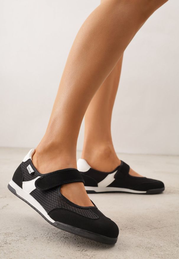 Born2be - Czarne Tenisówki w Stylu Balerinek z Napisem Emitanela. Okazja: na co dzień. Zapięcie: rzepy. Kolor: czarny. Materiał: jeans. Wzór: napisy. Styl: casual, sportowy