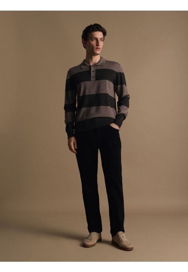 Reserved - Sweter polo z wełny merino - wielobarwny. Typ kołnierza: polo. Materiał: wełna