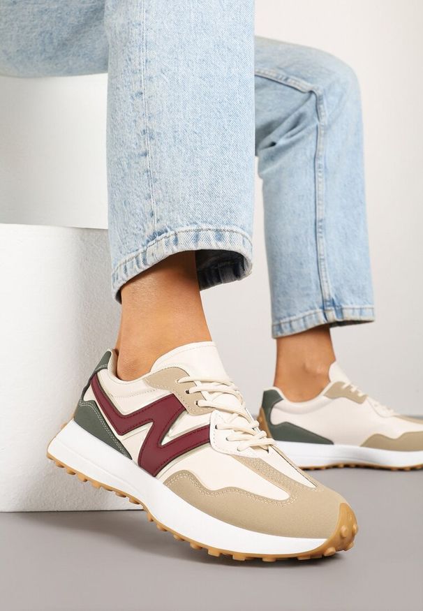 Born2be - Beżowo-Bordowe Sneakersy z Ozdobnym Bieżnikiem Welorea. Okazja: na co dzień. Kolor: beżowy. Materiał: jeans