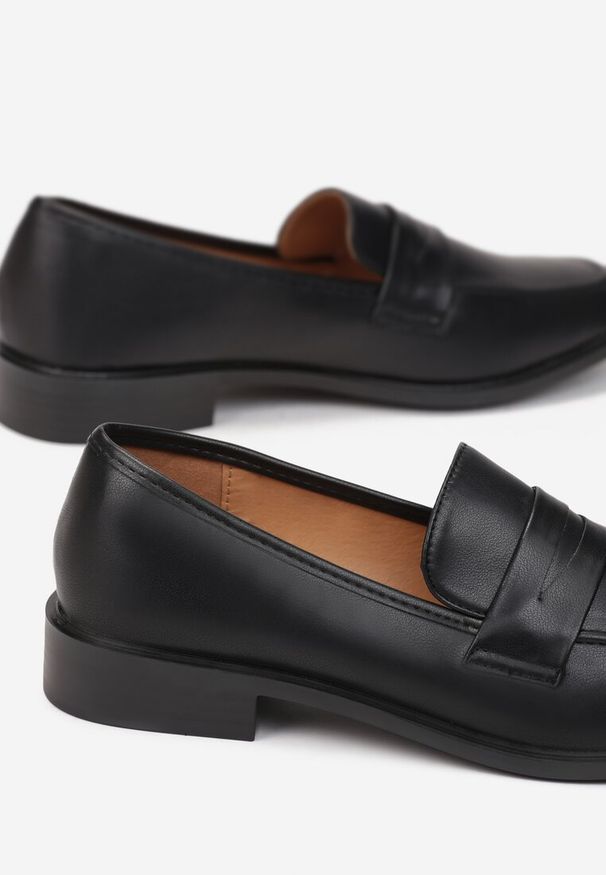 Renee - Czarne Mokasyny Caeione. Wysokość cholewki: przed kostkę. Zapięcie: bez zapięcia. Kolor: czarny. Szerokość cholewki: normalna. Wzór: aplikacja. Obcas: na obcasie. Wysokość obcasa: niski