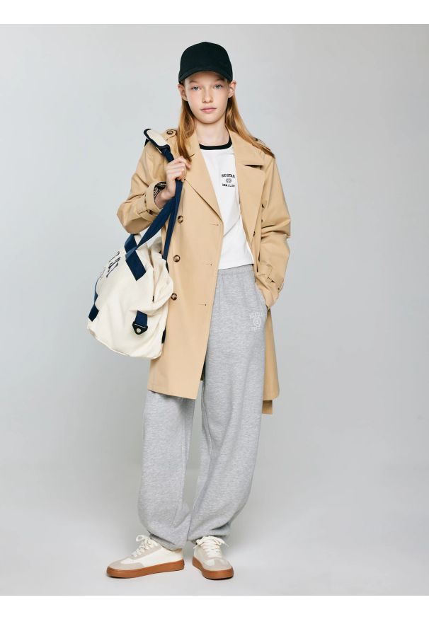 Big-Star - Trencz dziewczęcy dwurzędowy wiązany beżowy Eliska 801. Okazja: na spacer, na co dzień. Kolor: beżowy. Materiał: materiał. Długość: krótkie. Wzór: kratka. Sezon: jesień. Styl: casual, elegancki, klasyczny