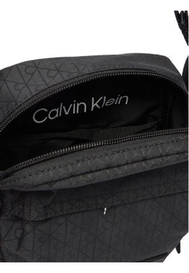 Calvin Klein Saszetka Utility Emblem Reporter LV04D3303G Czarny. Kolor: czarny. Materiał: materiał