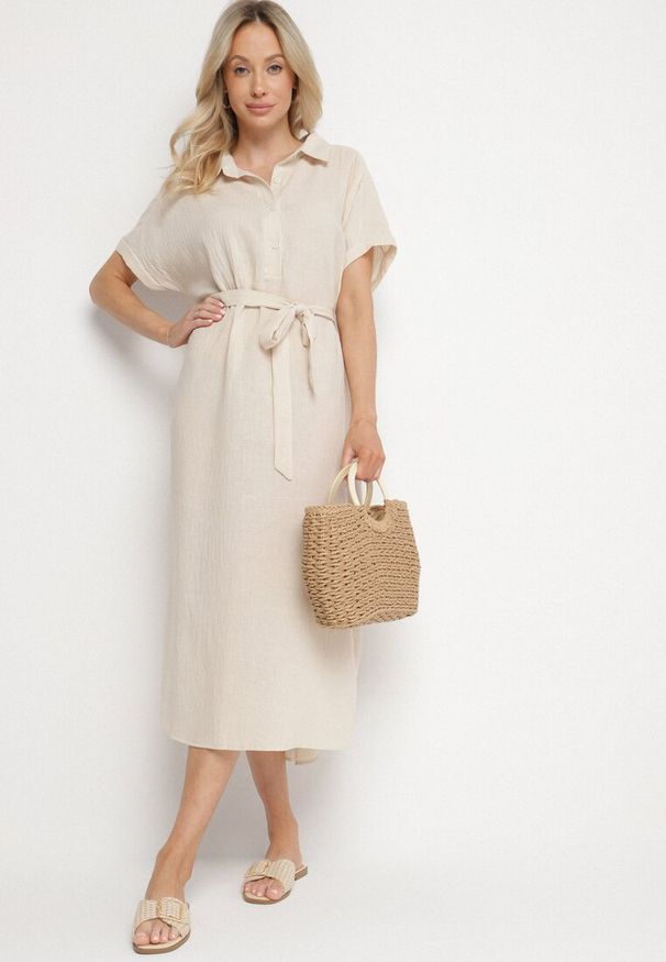 Born2be - Beżowa Sukienka z Wiskozy o Koszulowym Kroju z Wiązanym Paskiem Danisna. Okazja: na co dzień. Kolor: beżowy. Materiał: wiskoza. Długość rękawa: krótki rękaw. Wzór: aplikacja. Typ sukienki: koszulowe. Styl: elegancki, casual, klasyczny. Długość: midi