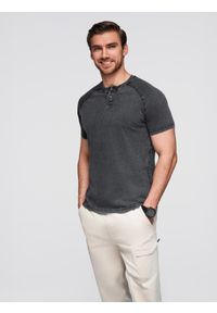 Ombre Clothing - T-shirt męski z efektem sprania i guzikami przy dekolcie – czarny V1. Okazja: na co dzień. Kolor: czarny. Materiał: bawełna, dzianina. Długość rękawa: raglanowy rękaw. Długość: krótkie. Sezon: lato. Styl: elegancki, klasyczny, vintage, casual