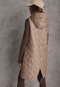 Renee - Brązowa Długa Pikowana Kamizelka z Kapturem i Ozdobną Naszywką Mentape. Typ kołnierza: kaptur. Kolor: brązowy. Długość: długie. Wzór: aplikacja. Styl: sportowy #2