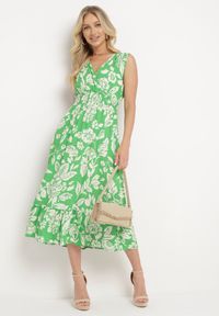 Born2be - Zielona Rozkloszowana Sukienka z Wiskozy w Kwiaty z Gumką w Talii Eranea. Kolor: zielony. Materiał: wiskoza. Wzór: kwiaty. Styl: elegancki