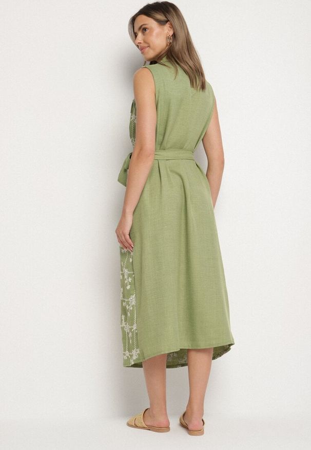 Born2be - Zielona Sukienka Bez Rękawów o Koszulowym Kroju z Paskiem Zdobiona Haftem Fodarela. Okazja: na co dzień. Kolor: zielony. Długość rękawa: bez rękawów. Wzór: aplikacja, haft. Sezon: lato. Typ sukienki: koszulowe. Styl: casual, elegancki, klasyczny