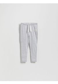 Reserved - Bawełniane legginsy z naszywką - beżowy. Kolor: beżowy. Materiał: bawełna. Wzór: aplikacja
