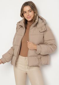 Born2be - Beżowa Pikowana Kurtka Puffer z Kapturem z Możliwością Odpięcia Galanea. Okazja: na co dzień. Typ kołnierza: kaptur. Kolor: beżowy. Materiał: jeans, poliester. Długość rękawa: długi rękaw. Długość: krótkie. Styl: sportowy, casual