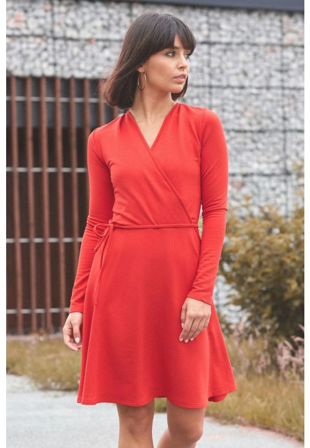 BeWear - Rozkloszowana kopertowa wiązana sukienka czarna. Okazja: do pracy, na co dzień. Kolor: czarny. Typ sukienki: kopertowe. Styl: casual. Długość: midi