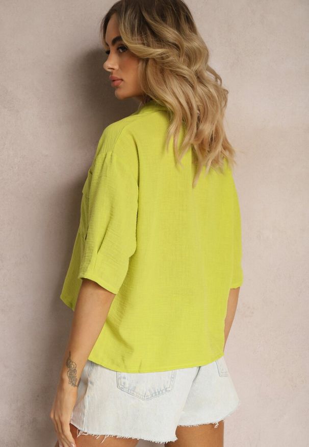 Renee - Jasnozielona Krótka Koszula z Dłuższym Tyłem Efilin. Typ kołnierza: dekolt w serek. Kolor: zielony. Materiał: jeans. Długość: krótkie. Styl: elegancki